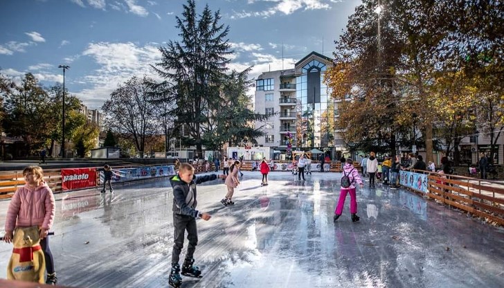 На 19 ноември от 10:00 часа Ледената пързалка в Русе очаква първите посетители На 19 ноември от 10:00 часа Ледената пързалка в Русе очаква първите посетители