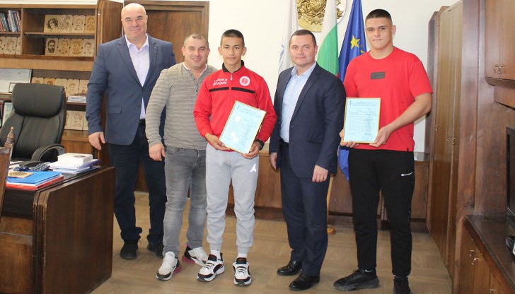 Седмокласникът Пресиян Трифонов и осмокласникът Стефан Стефанов от Спортното училище получиха отличието на кмета