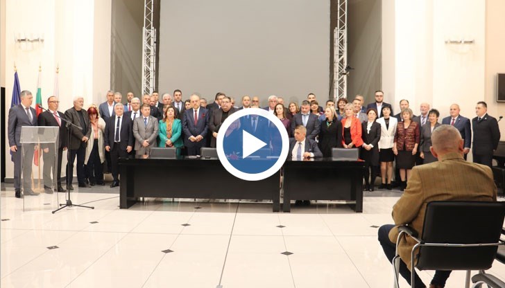 Преди да се качат в залата, новите общинари бяха посрещнати от жители с плакати с призиви за чист въздух, които по-късно присъстваха с тях и на самата сесия