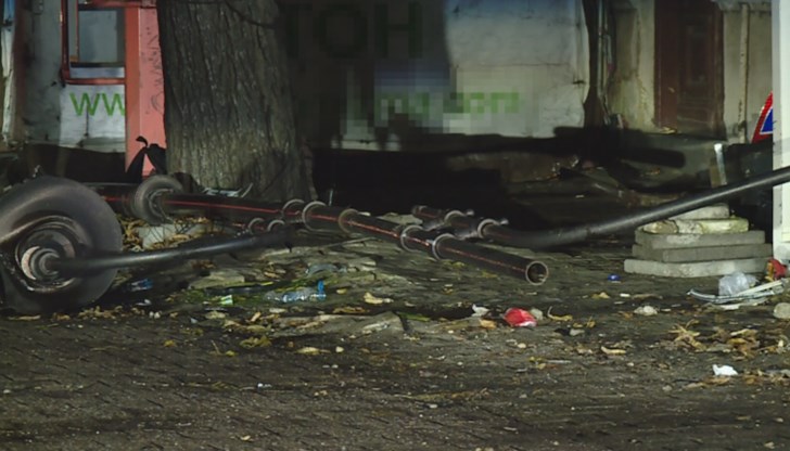 Шофьорът е изгубил контрол над колата, с която съборил улична лампа преди да се вреже в хладилната витрина Шофьорът е изгубил контрол над колата, с която съборил улична лампа преди да се вреже в хладилната витрина