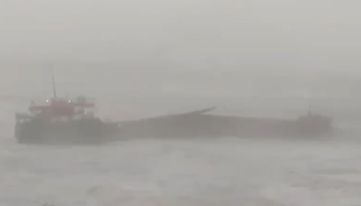 Екипажът на кораба е бил спасен от турски спасители