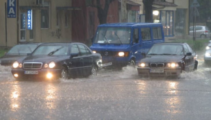 Продължителен силен дъжд придружен с гръмотевици хвана града във воден капан