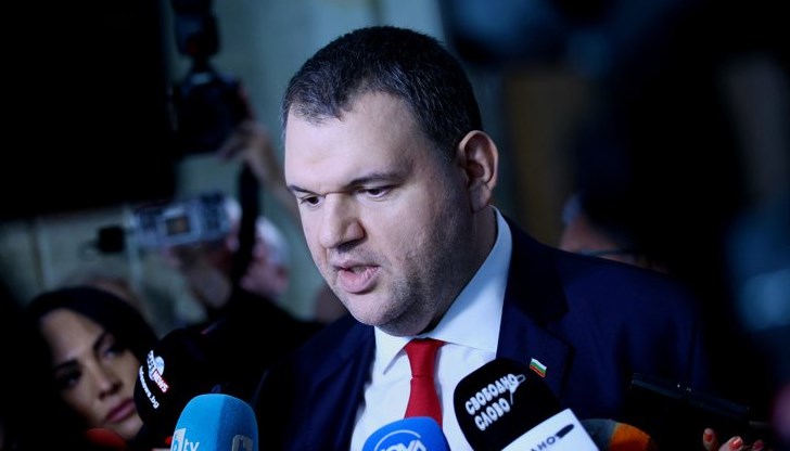 Г-н Премиер, сняг онлайн не се чисти!, заяви Пеевски