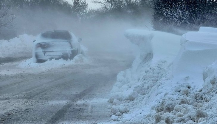 Екипи на Пътното управление са помогнали на семействата, чиито автомобили са били затрупани от снега