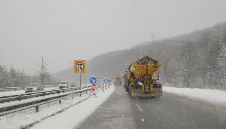 Работата на техниката на Обходния път на Монтана е затруднена от автомобили, неподготвени за зимни условия