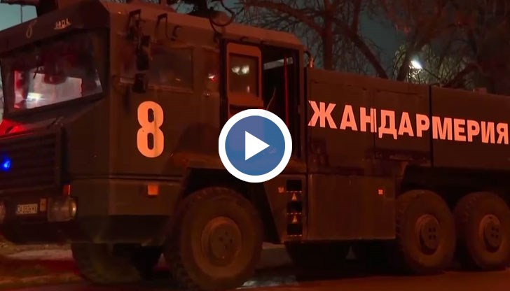 Полицаите са се въоръжили с водно оръдие