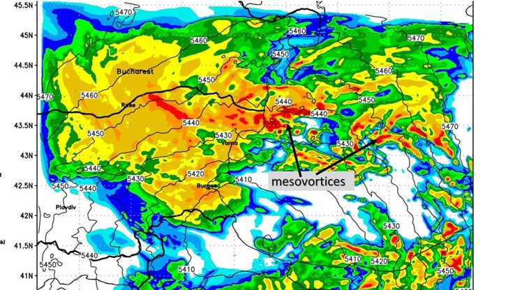 Те се образуват при изключително силни циклони. Много често се формират в урагани