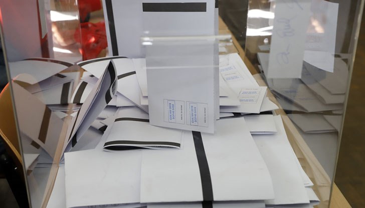 Като пасуват на изборите, гражданите оставят властта на сенчести фигури с широко влияние и дълбоки джобове