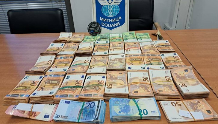 Недекларираната валута е открита в товарен микробус