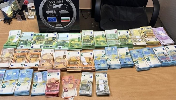 В дома на ръководителя на общинската структура "Местни данъци и такси" бяха открити 185 хиляди евро и 25 хиляди лева
