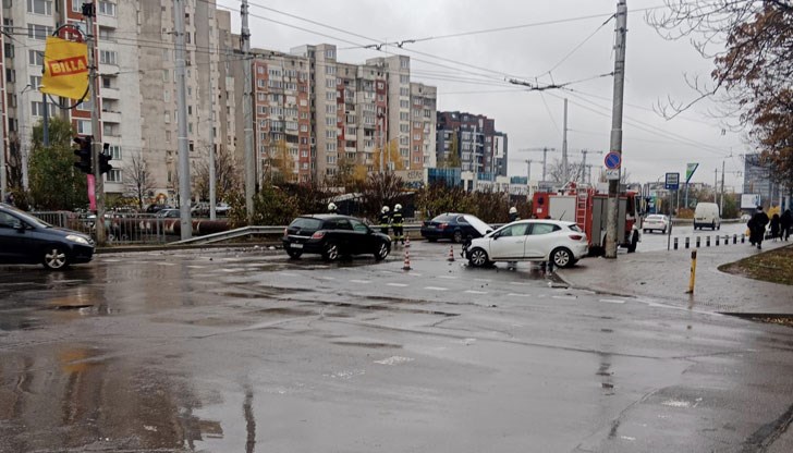 Два леки автомобила са се ударили Два леки автомобила са се ударили