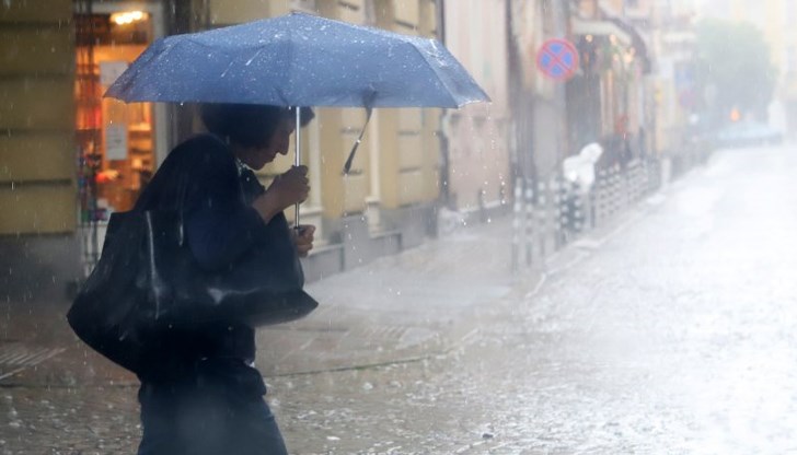 В цялата страна днес е обявен оранжев код заради очаквани интензивни валежи и силен вятър В цялата страна днес е обявен оранжев код заради очаквани интензивни валежи и силен вятър