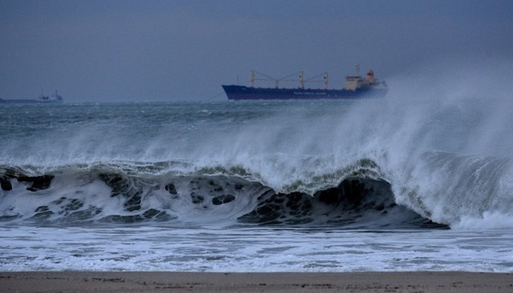 Втори ден непрекъснато вали дъжд, духа вятър със сила 60-100 м/сек.