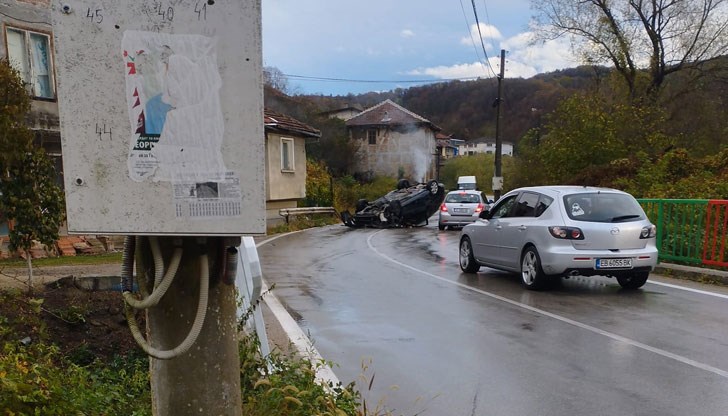 Автомобил се е обърнал по таван