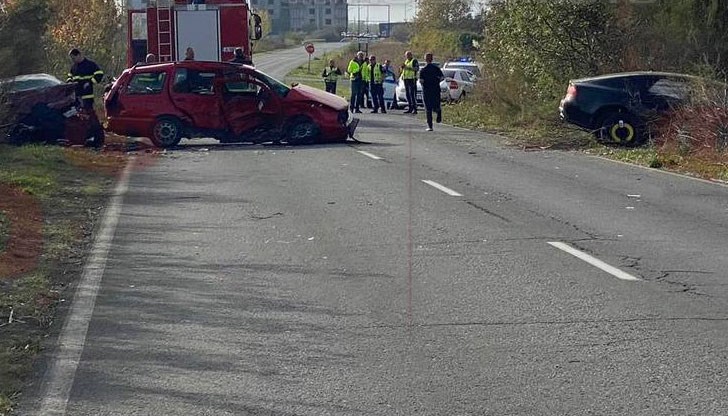 Двама души са заклещени в автомобилите, а майка и дете са пострадали