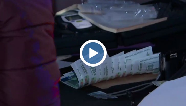 Мъжът е пуснал пачката с банкноти в багажника на служебния им автомобил