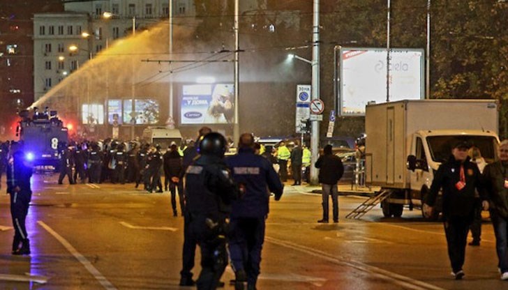 Футболни фенове нападнаха полицаите с бомби, факли и най-различни предмети