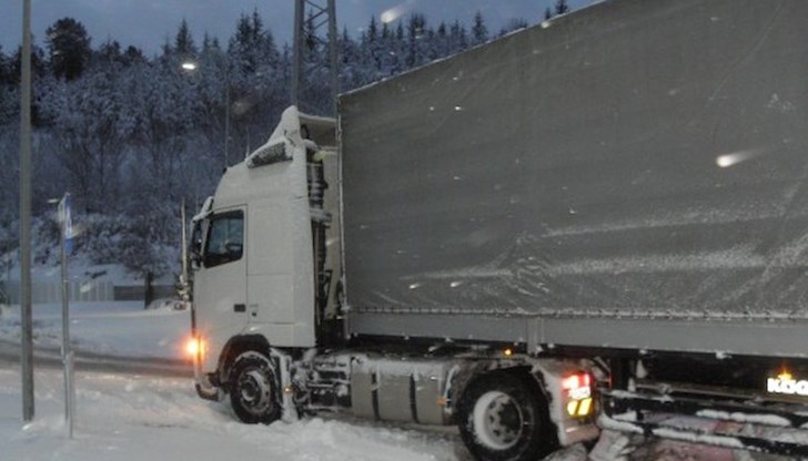 Камионът се завъртял и препречил две от пътните платна / Снимката е илюстративна