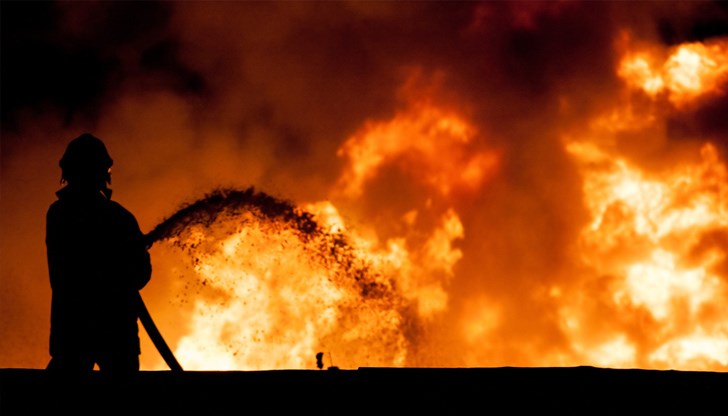 Сигнал за огнената стихия е подаден в малките часове в понеделник