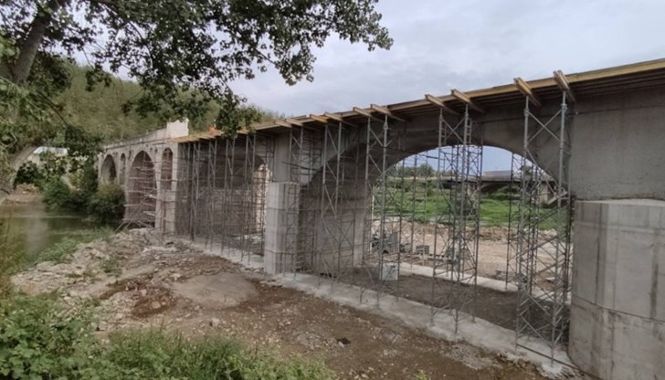 Пострадалият мъж е откаран с линейка в болница „Канев“ в Русе Пострадалият мъж е откаран с линейка в болница „Канев“ в Русе