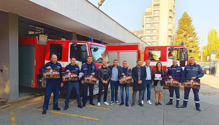 Всяка от страниците на календара с кауза е с професионално направена снимка, а мъжете държат професионални реквизити