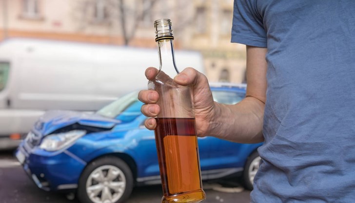 Инцидентът е станал в условия на дъждовно време и мокра пътна настилка