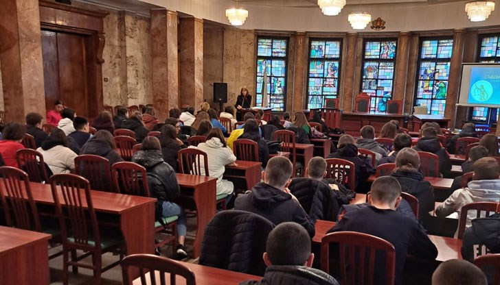 Мраморната зала на Съдебната палата посрещна 60 деветокласници  от СУ „Васил Левски“