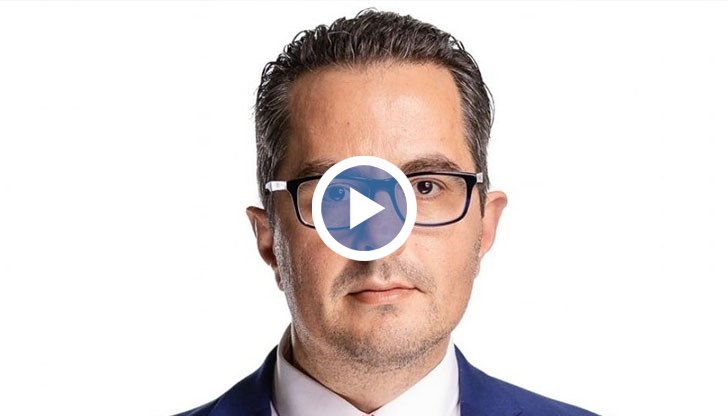 По информация на ГЕРБ финансовият министър и ръководната част на ПП-ДБ взимат огромни пари под масата от рафинерията и не обичат да делят със своите партньори, заяви депутатът от „Възраждане“