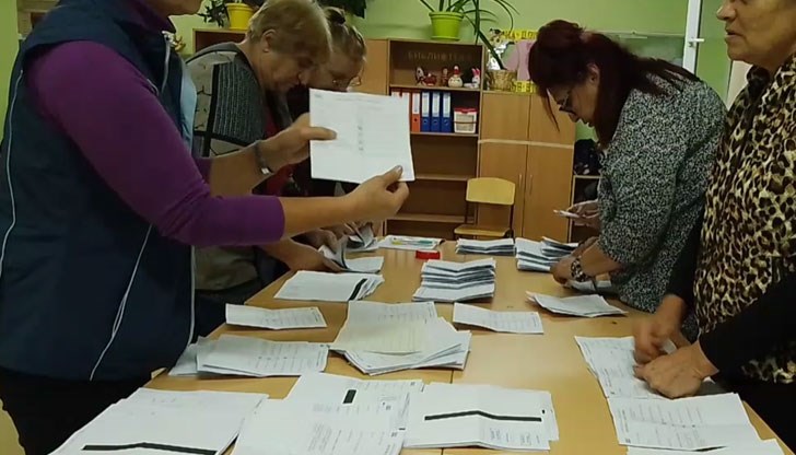 Избирател е гласувал не със символите "Х" или "V", а с... кръгче. В квадратчето. Гласът е пуснат за кандидата на ГЕРБ и е приет за валиден от членовете на комисията Избирател е гласувал не със символите "Х" или "V", а с... кръгче. В квадратчето. Гласът е пуснат за кандидата на ГЕРБ и е приет за валиден от членовете на комисията