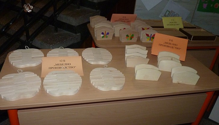 Всички изработени изделия бяха представени в обща изложба във фоайето на гимназията