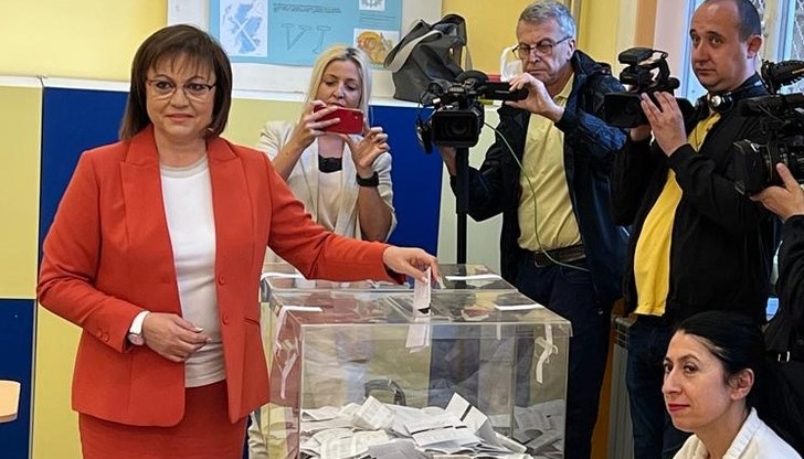 Лидерът на БСП гласува с хартиена бюлетина Лидерът на БСП гласува с хартиена бюлетина