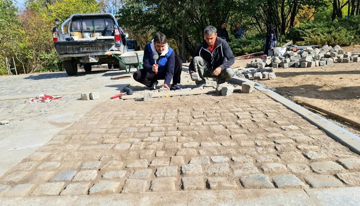 Започна изграждането на рампа от гранитни павета и плочи за колички и велосипедисти в началото на алеята в Парка на възрожденците Започна изграждането на рампа от гранитни павета и плочи за колички и велосипедисти в началото на алеята в Парка на възрожденците