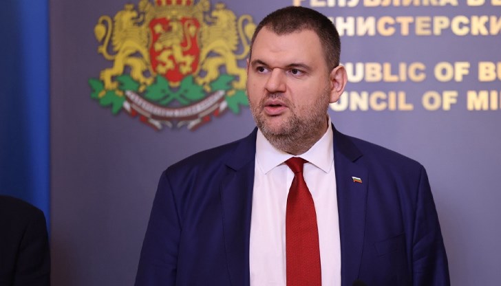 Поводът е журналистическо разследване за това как руски олигарх и политик заобикаля санкциите и върти милиарден бизнес в България