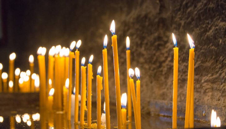 Русенци запалиха свещ и се помолиха за възстановяването му