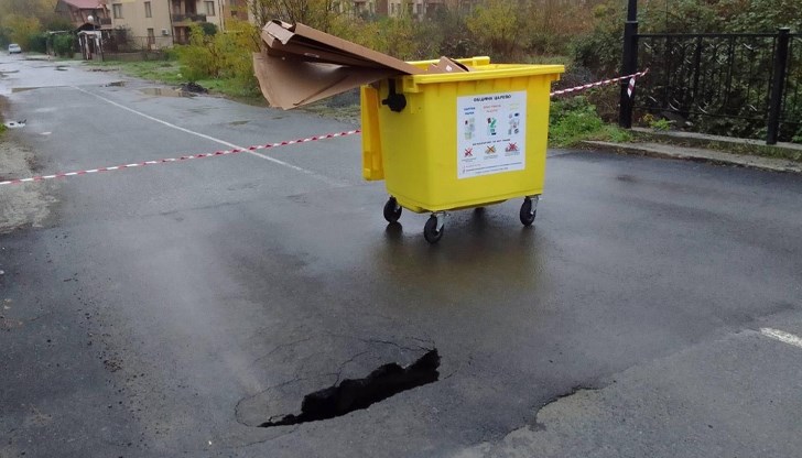 Мост, свързващ района на плаж Нестинарка и кв. "Василико" в Царево пропадна