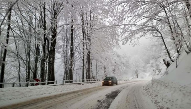 Пътните настилки са предимно мокри, по високите и усойни места, където може да има заледяване са обработени за движение при зимни условия Пътните настилки са предимно мокри, по високите и усойни места, където може да има заледяване са обработени за движение при зимни условия