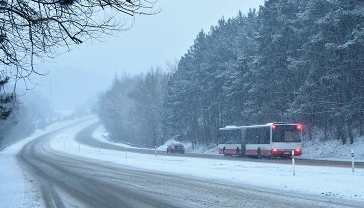 Заради обилния снеговалеж е ограничен тежкотоварния трафик по всички магистрали