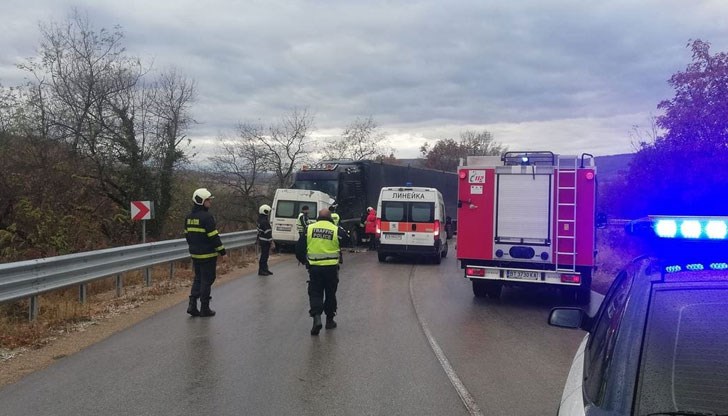 Челно се удариха камион и микробус