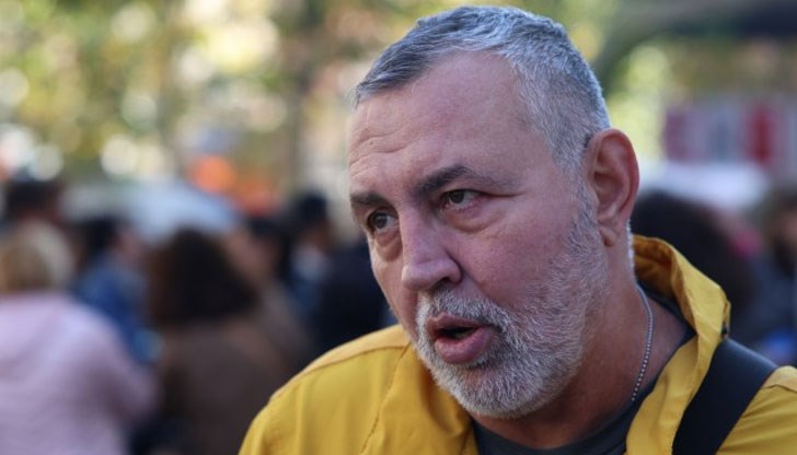 Началната стартова заплата в бранша трябва да започва от 2 000 лева, допълни председателят на Съюза на артистите в България