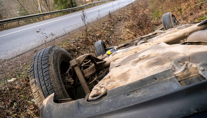 Шофьор загуби контрол над автомобил и преобърна в крайпътна канавка