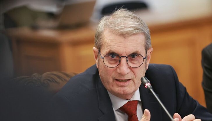 Здравният министър обясни, че това е труден процес