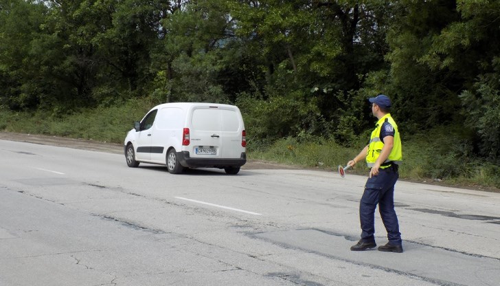 Временно движението се осъществява в една лента Временно движението се осъществява в една лента