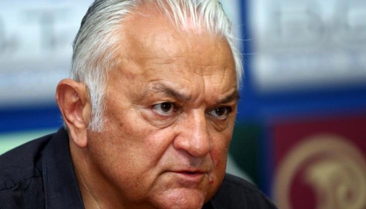 Целият наш футбол е обвързан с неведоми схеми, зависимости, далавери, черно тото и каквото се сетите, отсече журналистът