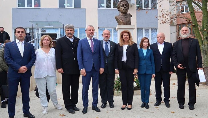 В Деня на народните будители Илияна Йотова и Мая Санду откриха в Тараклия паметник на Васил Левски и Младежки културен център “Васил Левски”