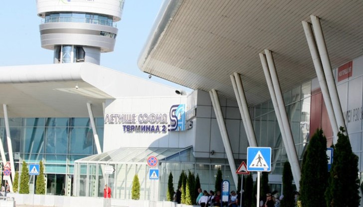 Близки с нетърпение очакват да ги посрещнат на летището Близки с нетърпение очакват да ги посрещнат на летището