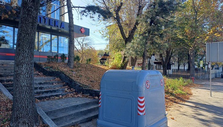 Минувачи сигнализират за контейнер, който препречва стълбище към аптека