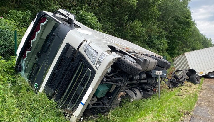 Камионът е напуснал пътното платно и е паднал в бетонен канал /снимката е илюстративна/