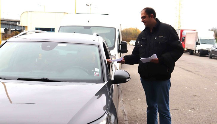 С флаери призовават шофьорите на „Дунав мост“ да пазят човешкия живот С флаери призовават шофьорите на „Дунав мост“ да пазят човешкия живот