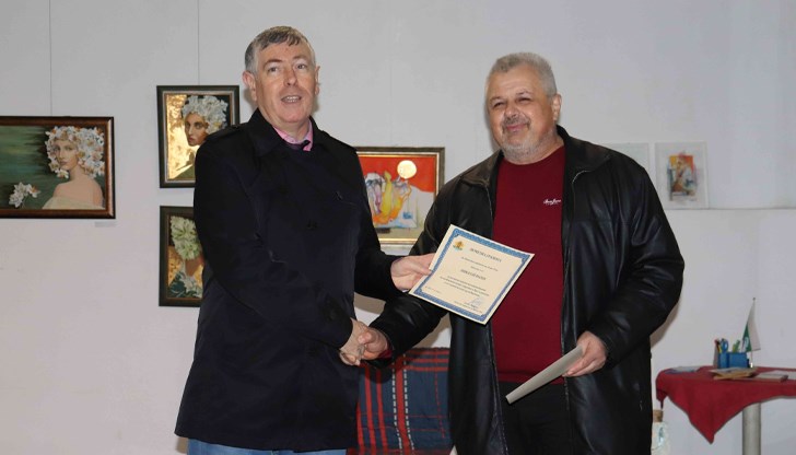 Експозицията съдържа близо 150 картини на 20 русенски художници и посветена на прехода между есента и зимата