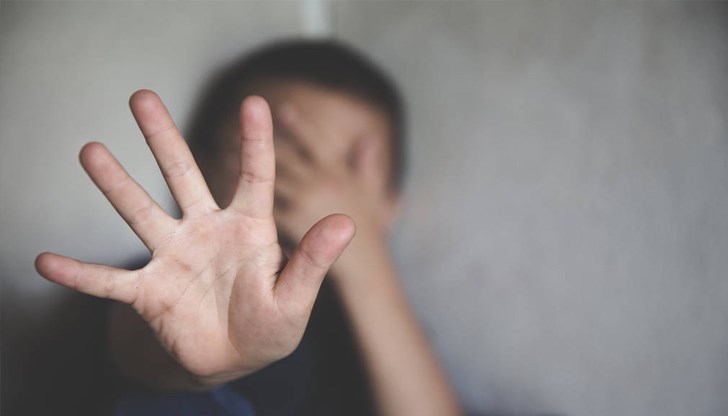 На видеоклип, публикуван в социалната мрежа, се вижда как момиче бие момче със специални потребности На видеоклип, публикуван в социалната мрежа, се вижда как момиче бие момче със специални потребности